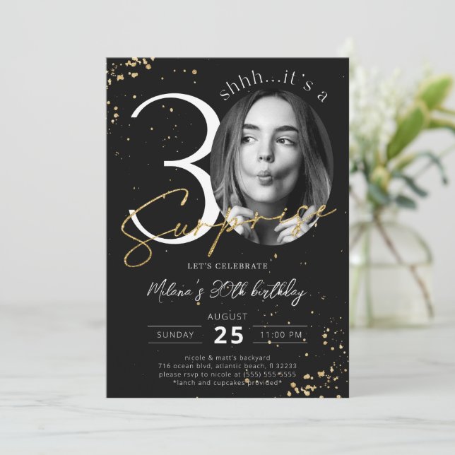 Surprise 30e anniversaire Black Gold Invitation ph (Debout devant)