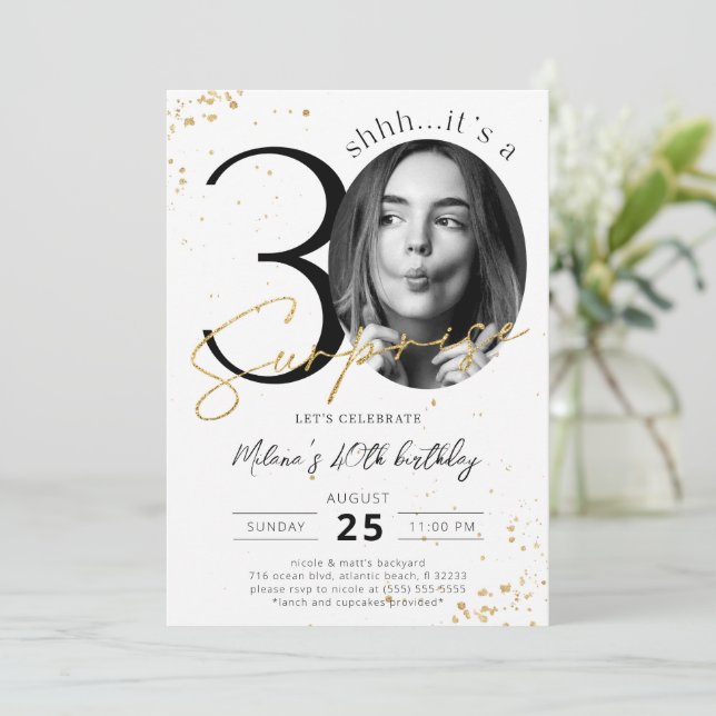 Surprise 30e anniversaire Gold Invitation avec pho (Debout devant)