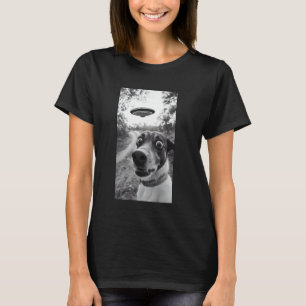 Surprised Dog Selfie With Alien UFO Funny Dog Men  T-Shirt