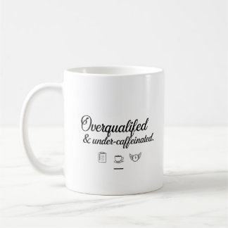 Surqualifié et sous-caféiné – Mug de bureau
