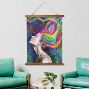 Suspendue Femme aux cheveux colorés accrochant la tapisserie