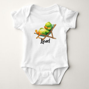 Süße grüne Ente liegt entspannt im Liegestuhl  Baby Bodysuit
