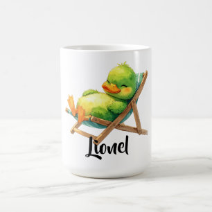 Süße grüne Ente liegt entspannt im Liegestuhl Coffee Mug