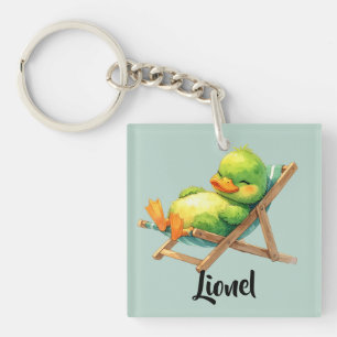 Süße grüne Ente liegt entspannt im Liegestuhl  Keychain