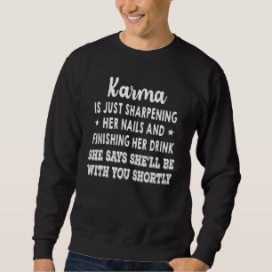 Sweatshirt Karma Affûte Juste Ses Clous Et Finit Sa
