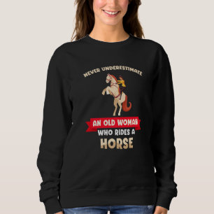 Sweatshirt Ne Sous-Estimez Jamais Une Vieille Femme Qui Dirig