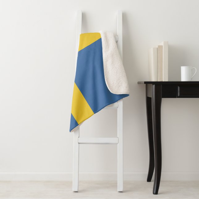 Sweden flag sherpa blanket (In Situ)