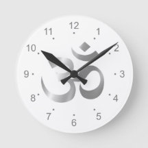 Symbole métallique d'argent Om Horloge ronde