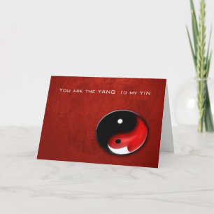 Symbole Yin Yang avec la carte valentine rouge ent