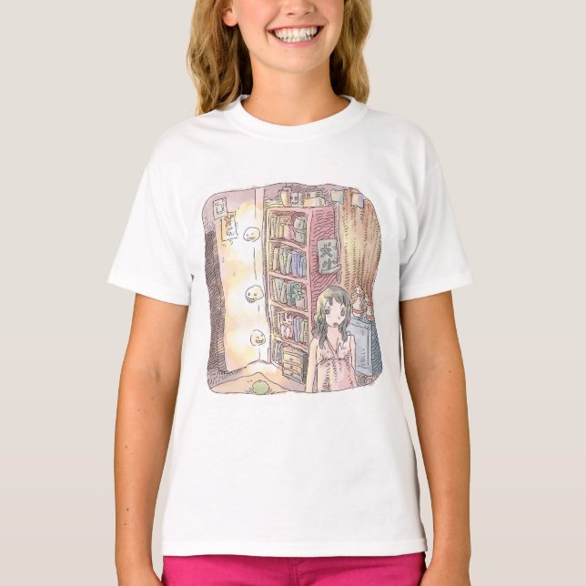 T-SHIRT さなくむじ　薄暗いお部屋で本棚のそばに浮いているぼんやり光る物体と女性のイラスト (Devant)