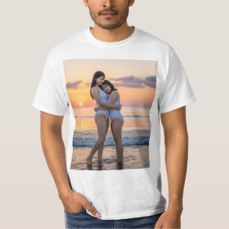 T-SHIRT 夕陽の浜辺で恋する白い水着美女二人組の日本人の全身