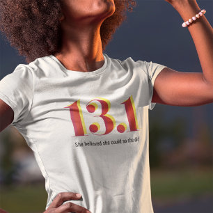 T-shirt 13.1 Moitié du marathon qui tourne du texte rouge 