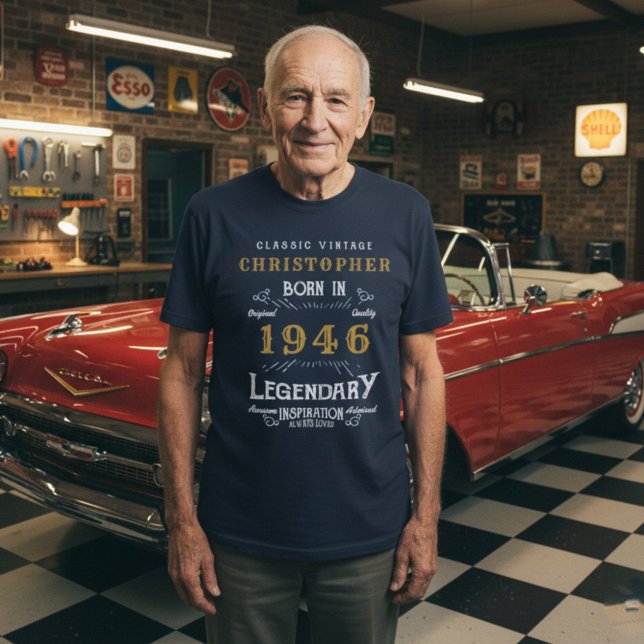 T-shirt 1946 Anniversaire Personnalisé Légendaire Bleu (1946 t-shirt worn in a car garage)
