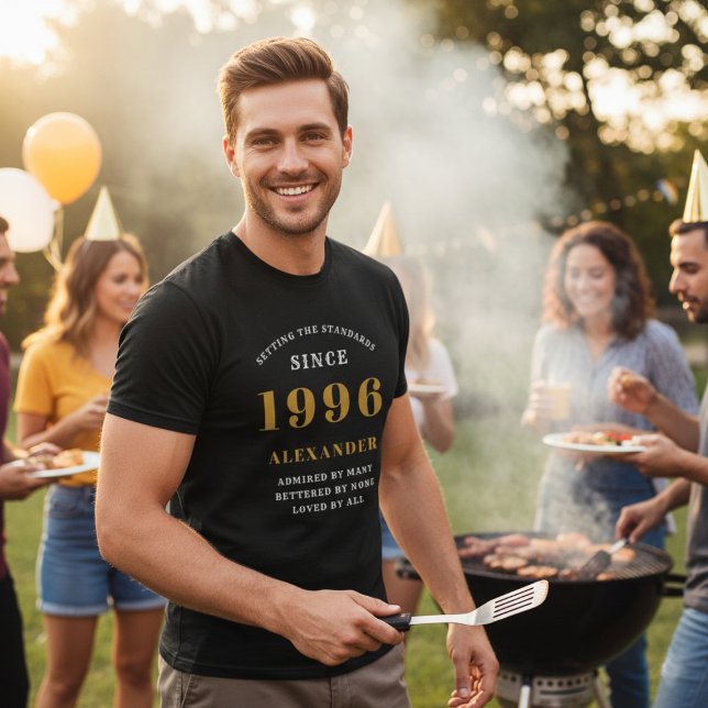 T-shirt 30e anniversaire 1996 Personnalisé Nom personnalis (1996 birthday tshirt worn at a BBQ party.)