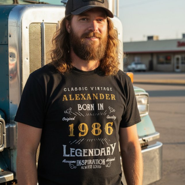 T-shirt 40e anniversaire Légendaire depuis 1986 Noir (1986 black t-shirt worn by a man with a truck behind him.  )