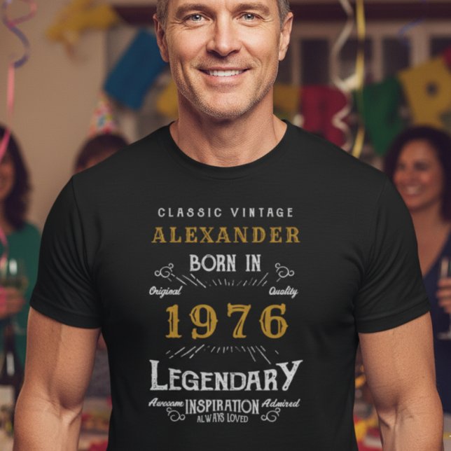 T-shirt 50e anniversaire Ajoutez votre nom Né 1976 Légenda (Athletic 50 year man wearing a black t-shirt at a party with 1976 printed on it.)