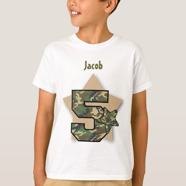 T-shirt 5ème Nom fait sur commande de Camo de garçon (Devant)
