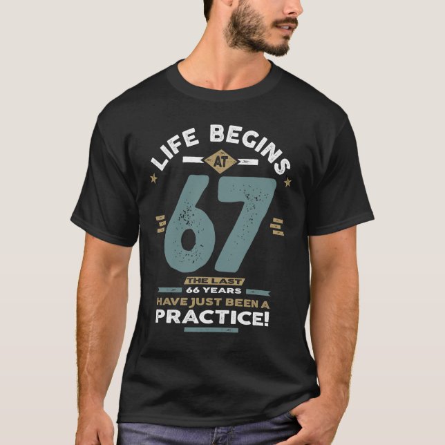 T-shirt 67e anniversaire - La vie commence à 67 ans (Devant)