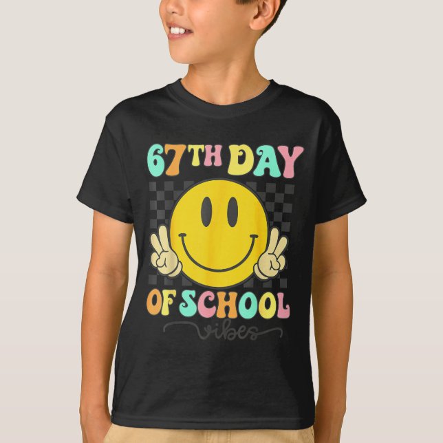 T-shirt 67th Day Of School Vibes Groovy Smile Face 67 Six  (Devant)