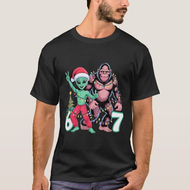 T-shirt 6 7 Meme Christmas Alien Sasquatch Six Seven Fun  (Devant)
