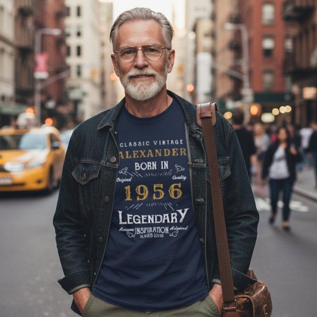 T-shirt 70e Anniversaire Classique Vintage 1956 Légendaire (1956 birthday t-shirt worn by a man in a city.)