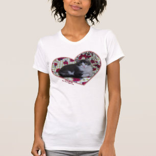 T-shirt à deux jambes de chaton de coeurs de