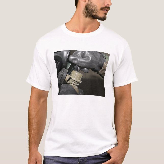 T-shirt A Marine insère un tube à boire dans sa cante (Devant)