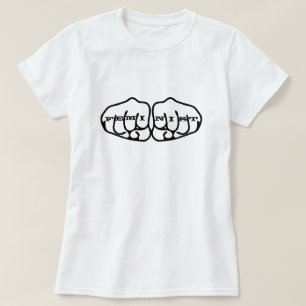T-shirt à tatouages féministes sur les phalanges