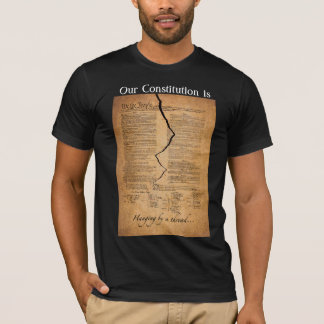 T-shirt Accrocher par un fil sur la chemise noire