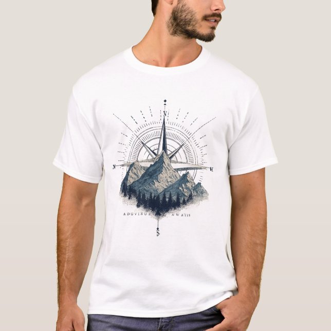 T-shirt Adventure Awaits – Compass & Mountain Emblem (Devant)
