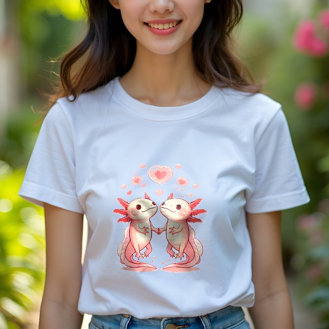 T-shirt Aimer Axolotl mignon : tenir les mains femmes (a woman wearing a white t-shirt with a cute romantic axolotl couple holding hands)