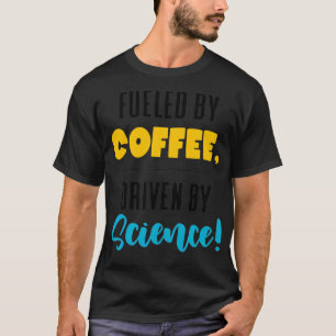 T-shirt Alimenté par le café pilé par un scientifique drôl