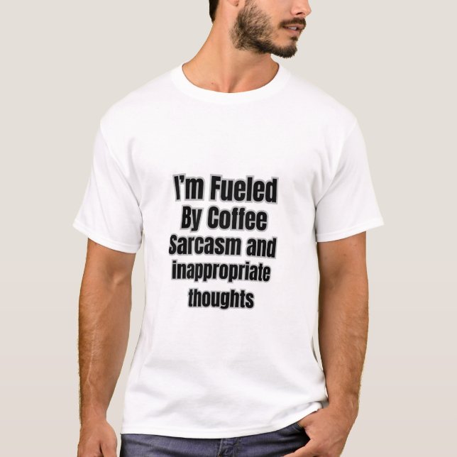 T-shirt Alimenté par le sarcasme du café et une pensée ina (Devant)