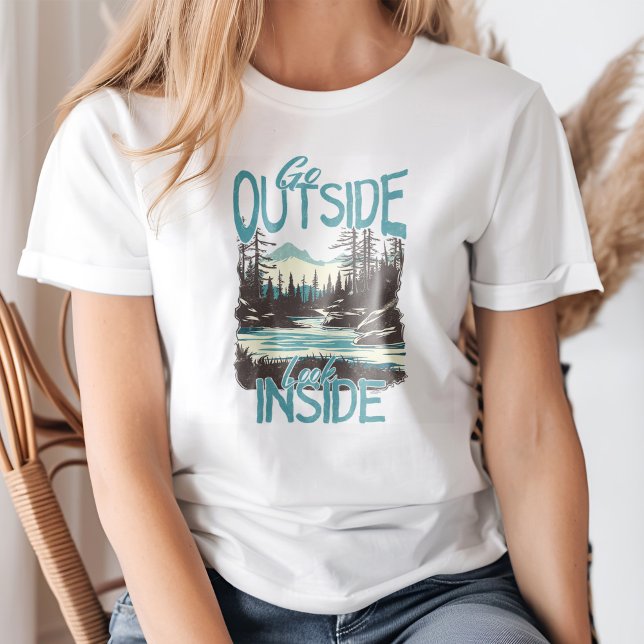 T-shirt "Allez à l'extérieur regarder à l'intérieur" Paysa ("Go Outside Look Inside" Mountain River Landscape T-Shirt on a young woman.)