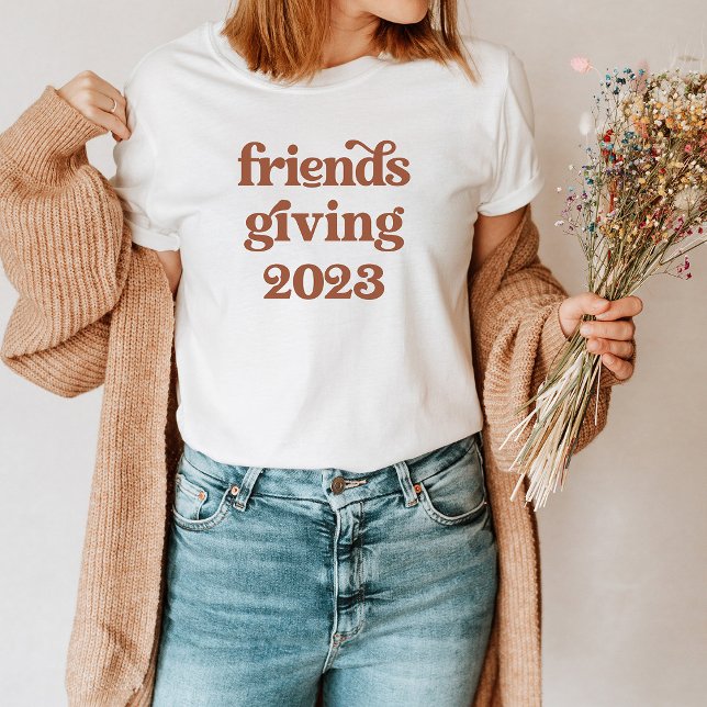 T-shirt Amabilité 2023 | Boho Retro Terracotta (A boho, retro shirt that says "friendsgiving 2023" in terracotta text is perfect to wear to dinner!)