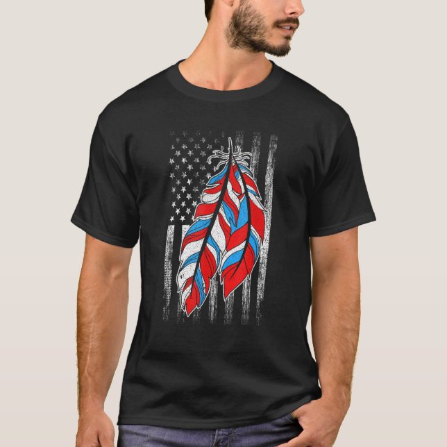 T-shirt American Flag  Native Feather Pride Month Indigeno (Devant)