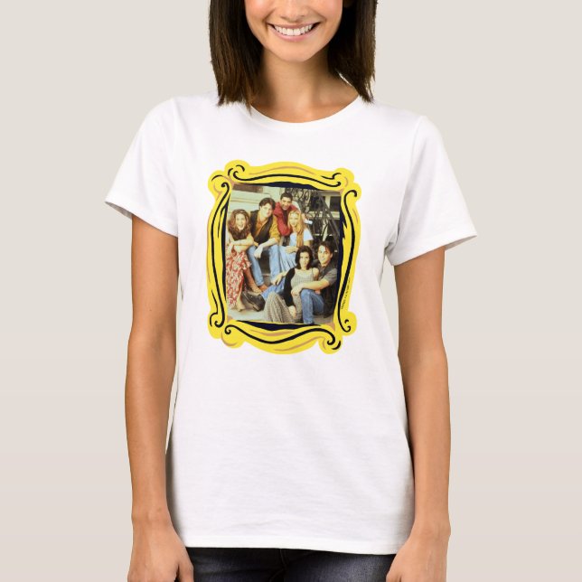 T-shirt AMIS™ | Coupe assise sur le plateau (Devant)