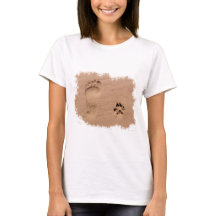 Animal familier et empreinte de pas dans le sable