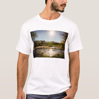 T-shirt Aperçu des banques d'une rivière avec le ciel