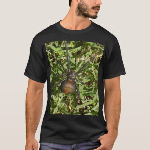 T-shirt Araignée De Raideur Sur L'Herbe Verte,