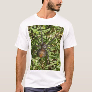 T-shirt Araignée De Raideur Sur L'Herbe Verte,