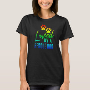 T-shirt Arc-En-Ciel Aimé Par Une Secourue Adoption De Chie