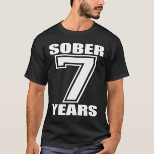 T-shirt Assagissez 7 ans de blanc sur l'obscurité