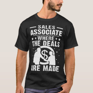 T-shirt Associé de vente où les opérations sont effectuées