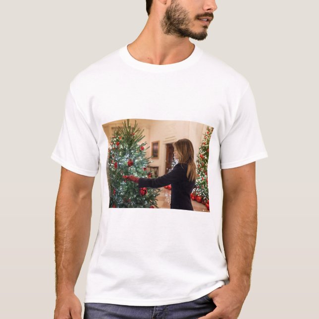 T-shirt Atout de Melania décorant l'arbre de Noël (Devant)