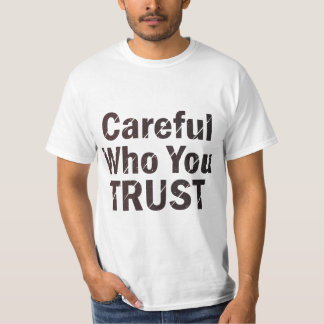 T-shirt "Attention à qui vous faites confiance" cite un t-