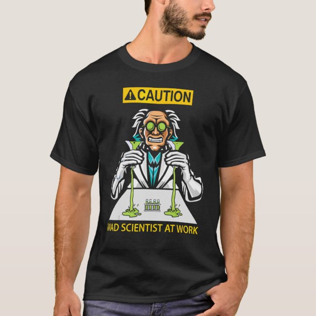 T-shirt Attention Un Scientifique Mad Au Travail (Devant)