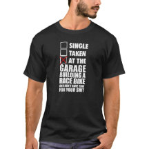 Au garage construisant un vélo de course