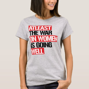 T-SHIRT AU MOINS LA GUERRE CONTRE LES FEMMES VA BIEN