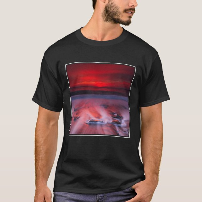 T-shirt Aube au-dessus de la mer orageuse (Devant)